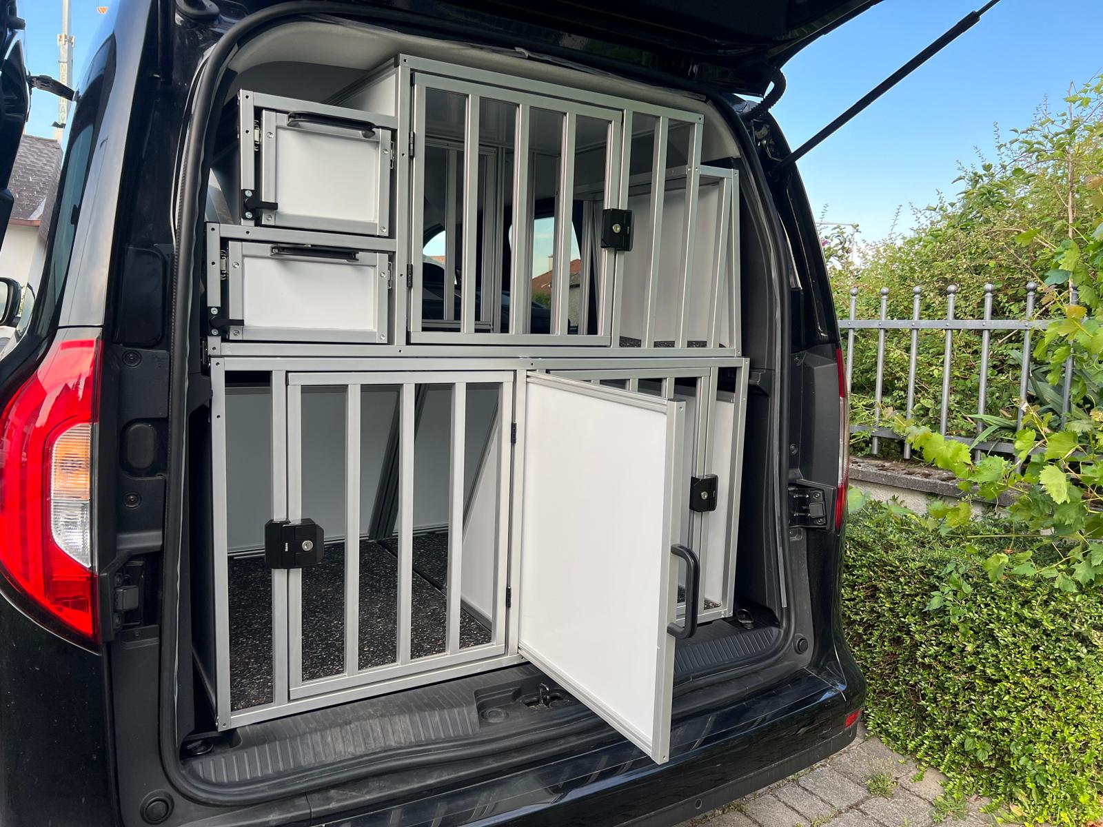 Individuelle Hundetransportbox im Auto