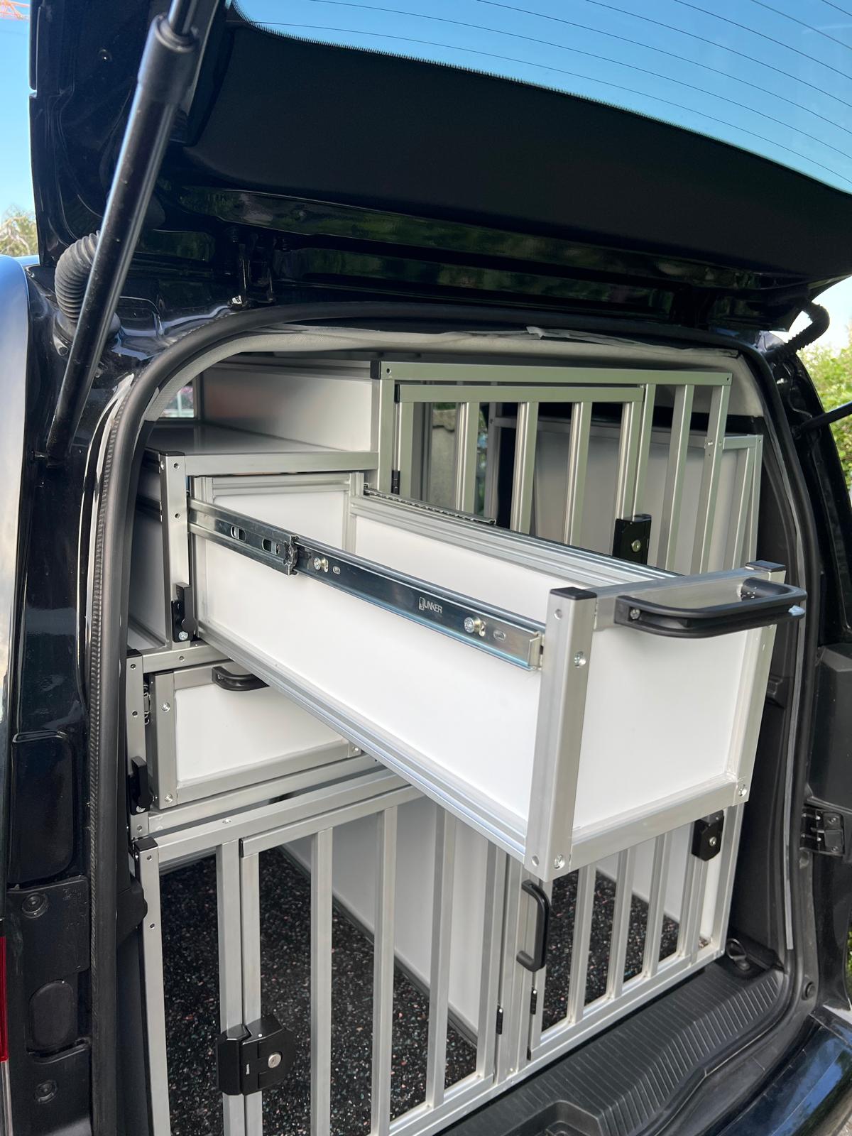 Individuelle Hundetransportbox im Auto