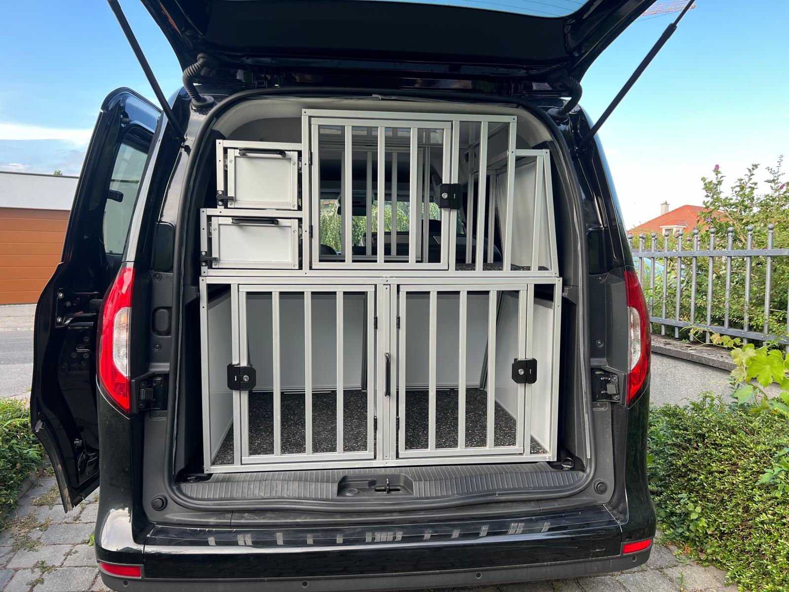 Individuelle Hundetransportbox im Auto